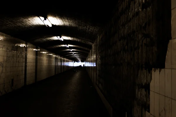 Luz brillante al final del azulejo del túnel oscuro —  Fotos de Stock