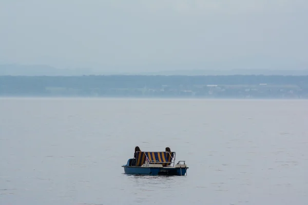 Duas pessoas juntas isolado Paddleboat Foggy Lake — Fotografia de Stock