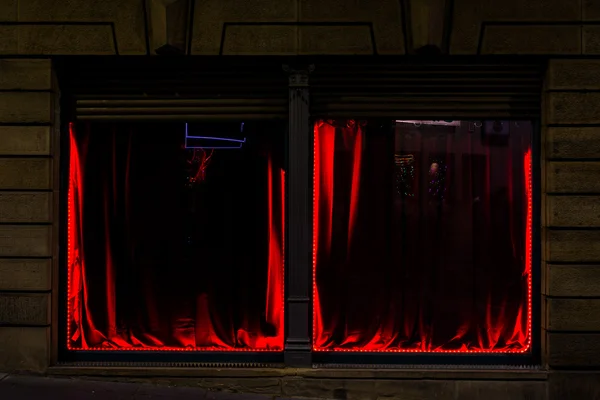 Två Dim röd Windows geometriska perspektiv — Stockfoto
