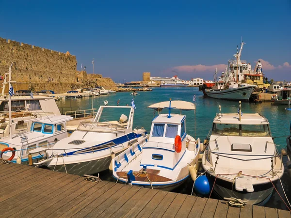 Boats in Mandraki Harbor. Rhodes Town, Rhodes, Greece. — Stock Photo, Image