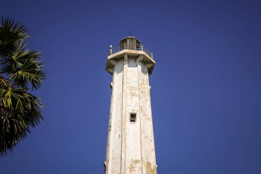 Adanın ortasında beyaz bir deniz feneri