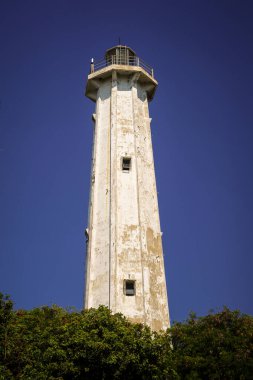 Adanın ortasında beyaz bir deniz feneri
