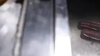 Kaynamış suya batırılmış bir sosisin soldan sağa kıvrılışı.