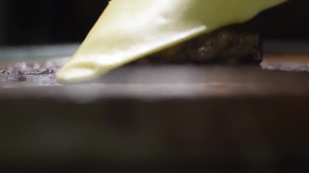 Siyah Eldivenli Bir Peyniri Hamburger Etinin Üzerine Koyduğunda Kamera Yükselir — Stok video