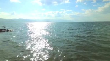 Göl üzerinde uçan uçak