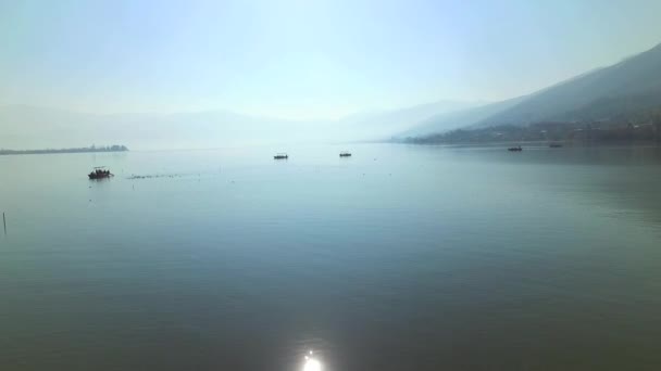 drone survolant le lac 