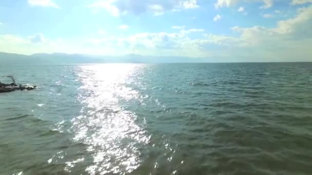 Drohne fliegt über See — Stockvideo