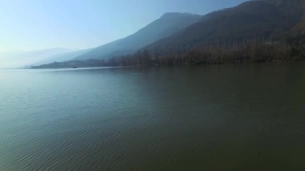 Drone volando sobre el lago — Vídeo de stock