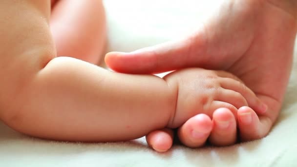 Precioso bebé durmiendo, mamá tocando durmiendo bebé — Vídeos de Stock