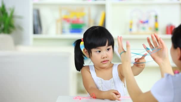 可爱的女孩，在家里玩游戏 — 图库视频影像