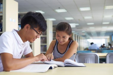 genç üniversite öğrencileri beraber kütüphanede ders