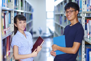kamerada libray adlı iki genç Asya Koleji Öğrencileri gülümse
