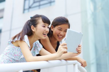 mutlu genç insanlar tablet açık kullanma