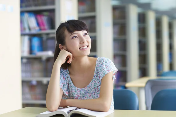 Una studentessa studia in biblioteca — Foto Stock