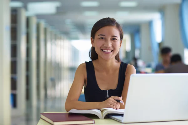 Una estudiante universitaria en la biblioteca —  Fotos de Stock