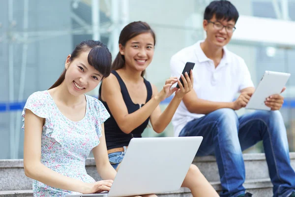 Joven asiático universidad estudiante usando portátil o tableta juntos outd —  Fotos de Stock