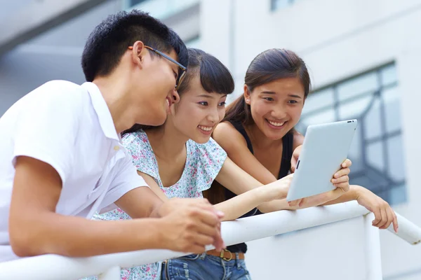 Glückliche junge Menschen mit Tablet im Freien — Stockfoto