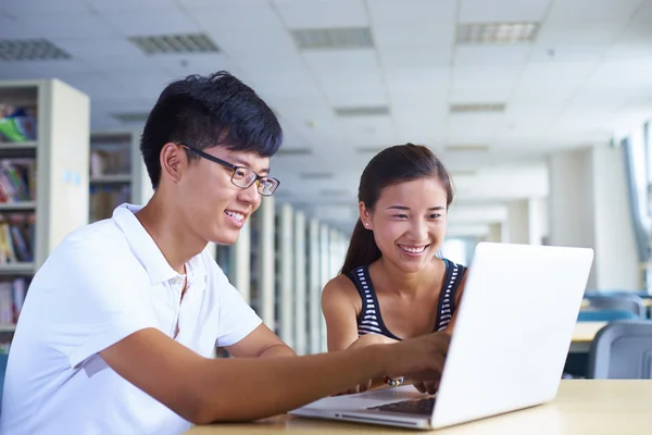 Giovani studenti universitari studiano insieme in biblioteca — Foto Stock