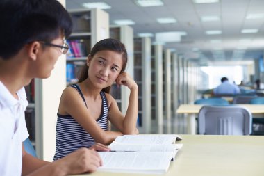 genç üniversite öğrencileri beraber kütüphanede ders