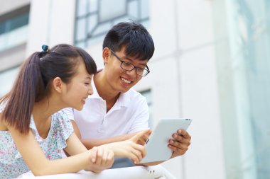 mutlu genç insanlar tablet açık kullanma