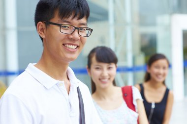 Üç genç insanlar kameraya gülümse