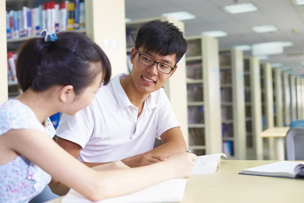 Jeunes étudiants étudient ensemble dans la bibliothèque — Photo