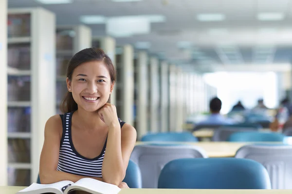 Una estudiante universitaria en la biblioteca —  Fotos de Stock