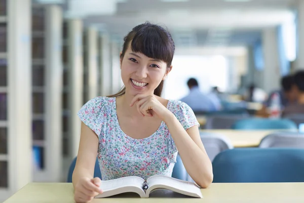 Una studentessa studia in biblioteca — Foto Stock