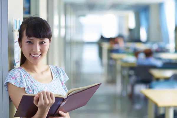 Una studentessa studia in biblioteca — Foto Stock