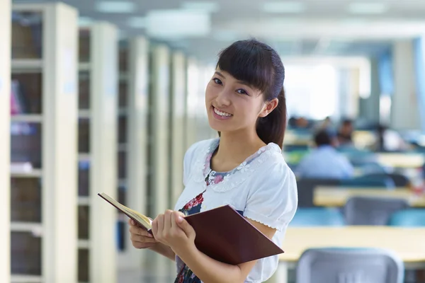 Una studentessa studia in biblioteca — Foto Stock