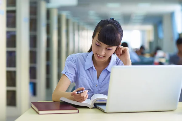 Una studentessa studia in biblioteca — Foto Stock