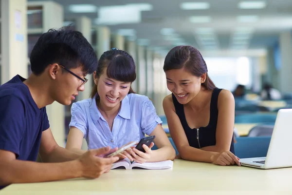 Joven asiático universidad estudiante utilizando portátil o tableta juntos en t —  Fotos de Stock