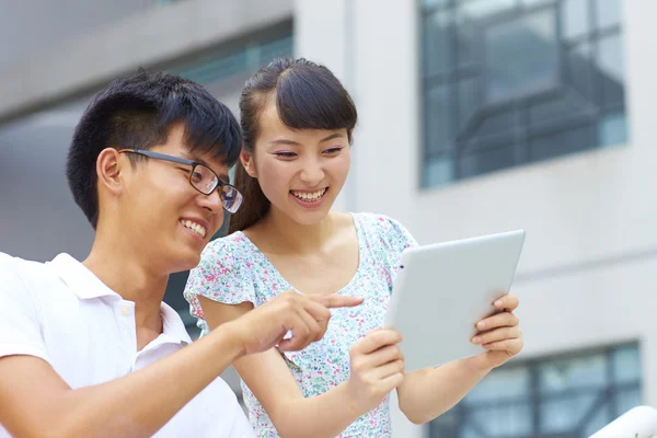 mutlu genç insanlar tablet açık kullanma