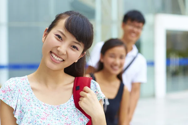 Joven estudiante universitario sonrisa en cámara —  Fotos de Stock