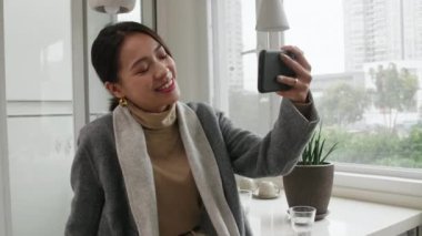 Sosyal mesafeli genç kadın arkadaşlarıyla internette sohbet ediyor.