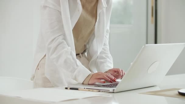 Zamknij się zajęty businesswoman pracy z laptopem — Wideo stockowe