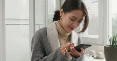 Evde cep telefonu ile neşe