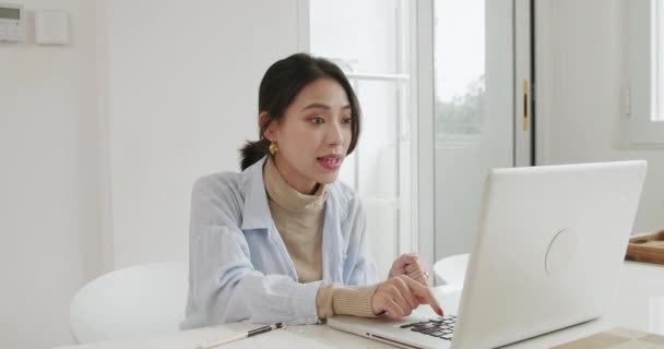 Mujer asiática videollamada enseñar cómo usar la máscara correctamente — Vídeo de stock