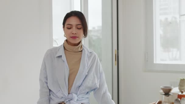 Mladá asijská žena portrét doma — Stock video