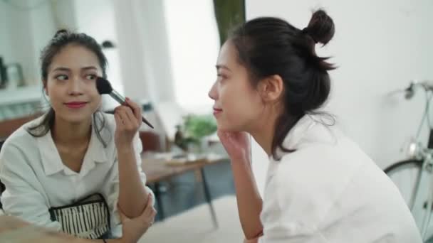 Красивая азиатка смотрит в зеркало макияж — стоковое видео