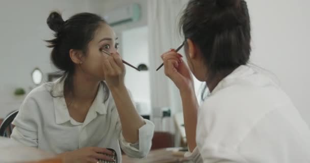 Hermosa chica asiática maquillaje en la mañana — Vídeo de stock