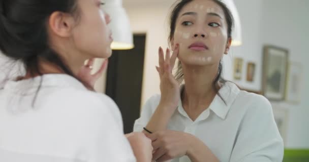 Young asian woman face the mirror make up — Stock Video