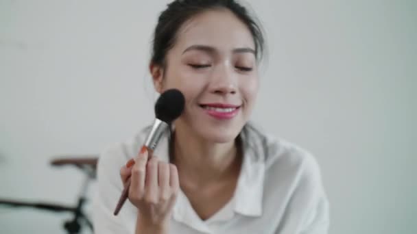 Piękne Azji dziewczyna patrząc w aparat makijaż — Wideo stockowe