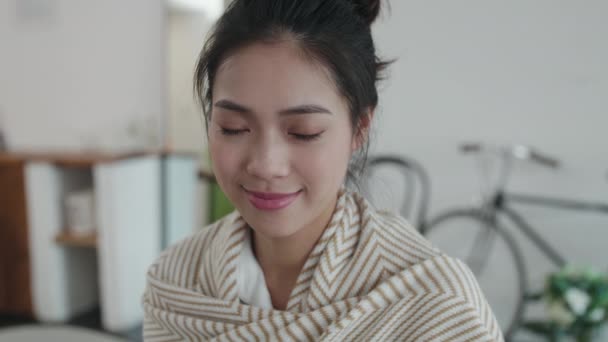Mooi jong aziatisch meisje kijken naar camera glimlach — Stockvideo