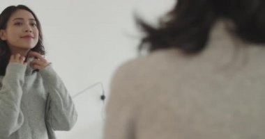 Güzel Mutlu Asyalı kız Sabahları aynaya bakıyor