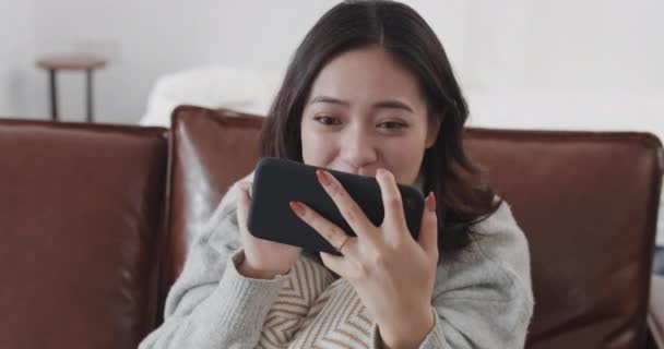 Jovem chinesa feliz chamada de vídeo com amigo em casa — Vídeo de Stock