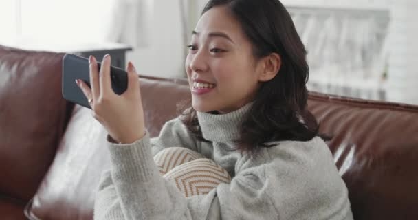 Lovely perempuan Asia muda panggilan video dengan teman di rumah — Stok Video