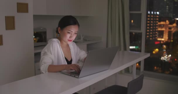 Asiático seroso mujer de negocios trabajo en la computadora noche en casa — Vídeo de stock