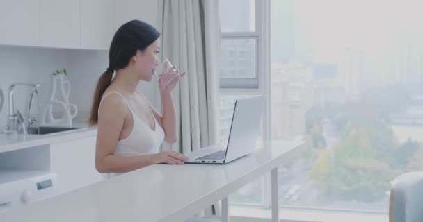 Giovane donna d'affari legatura sul computer portatile navigazione online — Video Stock