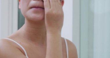 Evde güzel Asyalı kadın makyajı